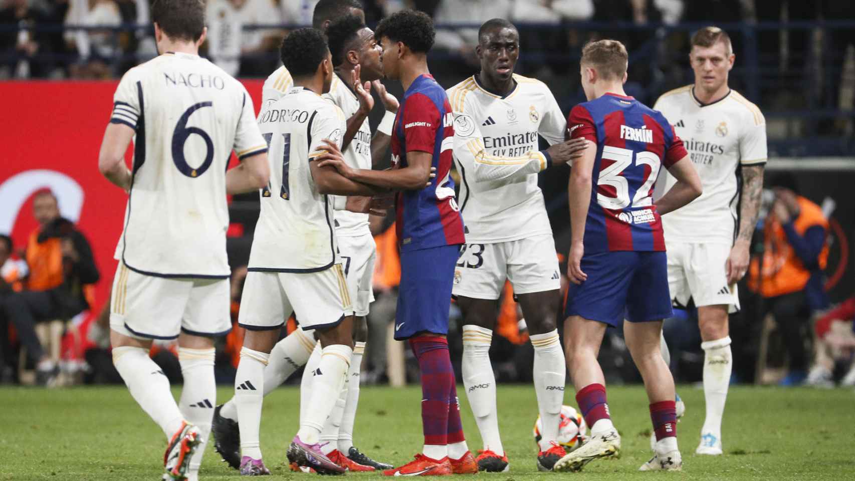 Discusión entre los jugadores del Barça y del Real Madrid en la final