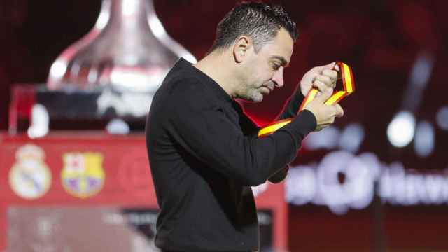 Xavi Hernández recibe la medalla de plata tras perder el clásico de Supercopa