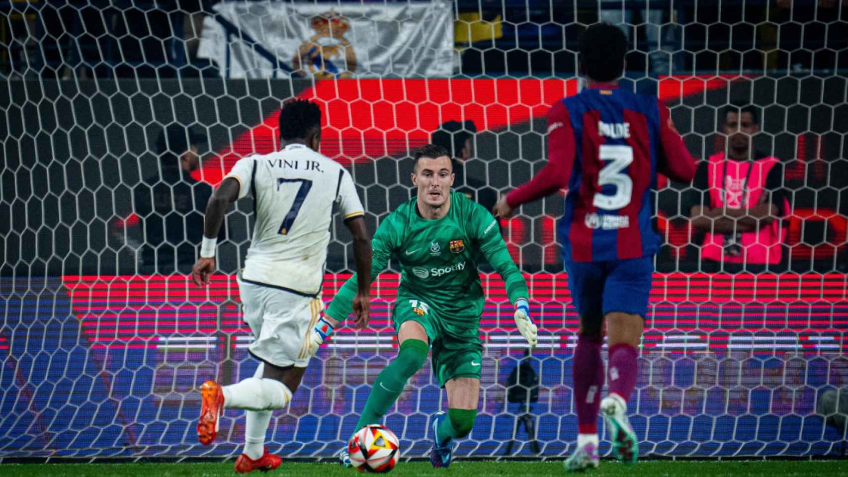 Iñaki Peña sale para evitar el primer gol del equipo en la Supercopa