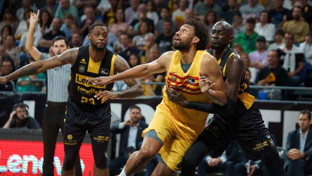 Jabari Parker pugna con Moussa Diagne en el Lenovo Tenerife-Barça de basket