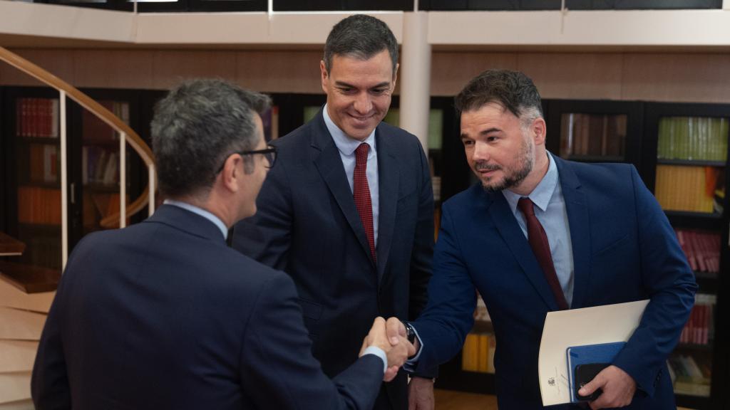 El ministro de la Presidencia, Félix Bolaños, y el presidente del Gobierno en funciones, Pedro Sánchez reciben al portavoz de ERC, Gabriel Rufián, en octubre de 2023