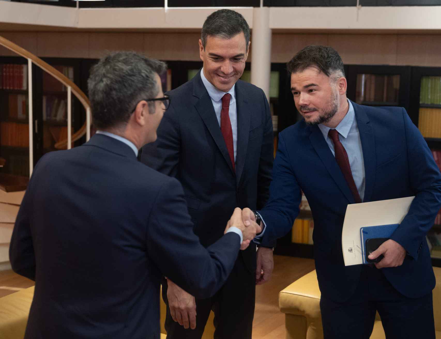 El ministro de la Presidencia, Félix Bolaños, y el presidente del Gobierno en funciones, Pedro Sánchez reciben al portavoz de ERC, Gabriel Rufián, en octubre de 2023