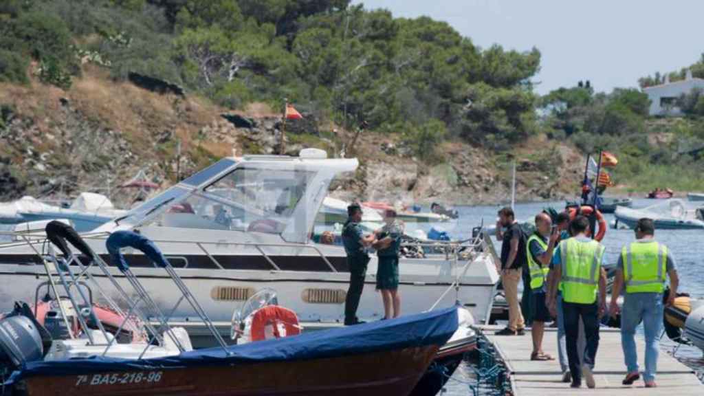 Efectivos de la Guardia Civil en la embarcación en la que se produjo la explosión