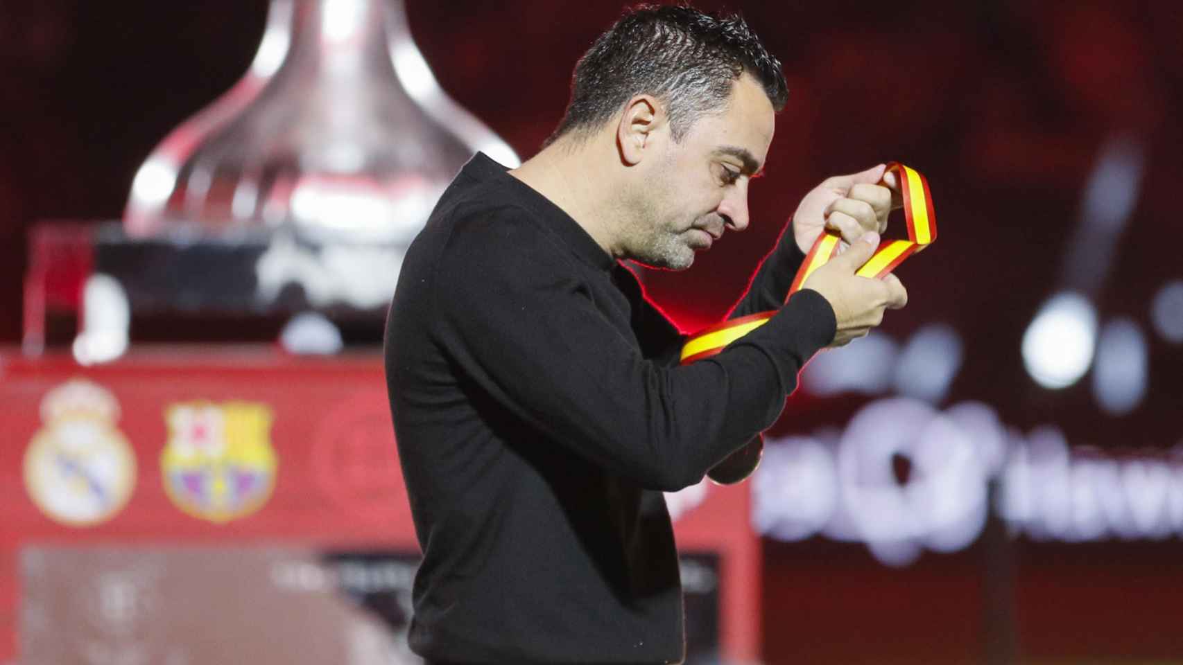 Xavi, cabizbajo, tras la derrota del Barça en Riad