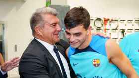 Laporta abraza a Pedri en el vestuario del Barça