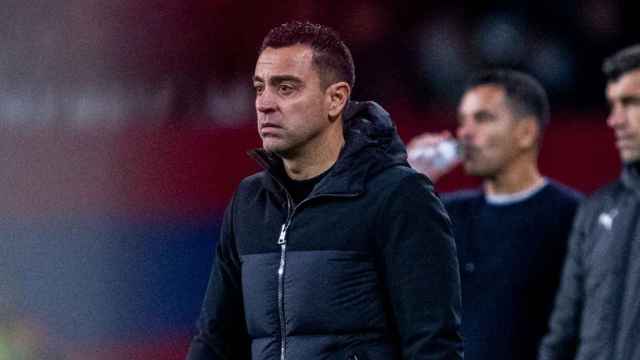 Xavi, preocupado, en la derrota del Barça contra el Girona