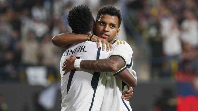 Rodrygo se abraza con Vinicius tras un gol del Real Madrid al Barça