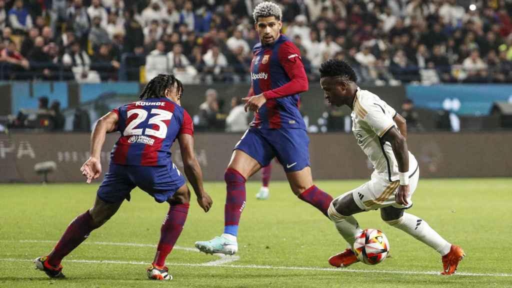 Vinicius regatea a Koundé ante la atenta mirada de Araujo