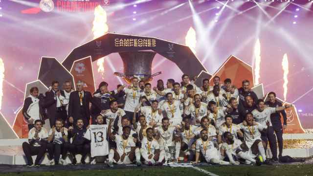 Los jugadores y técnico del Real Madrid posan tras ganar la Supercopa