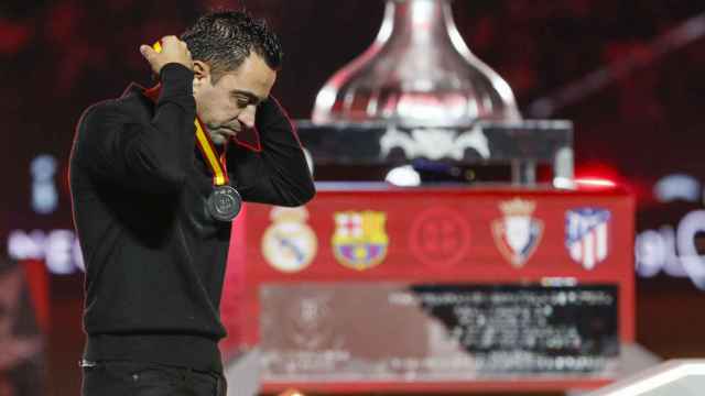 Xavi Hernández, quitándose la medalla de plata de la Supercopa