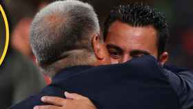 Xavi y Laporta, dándose un abrazo tras perder un título con el Barça