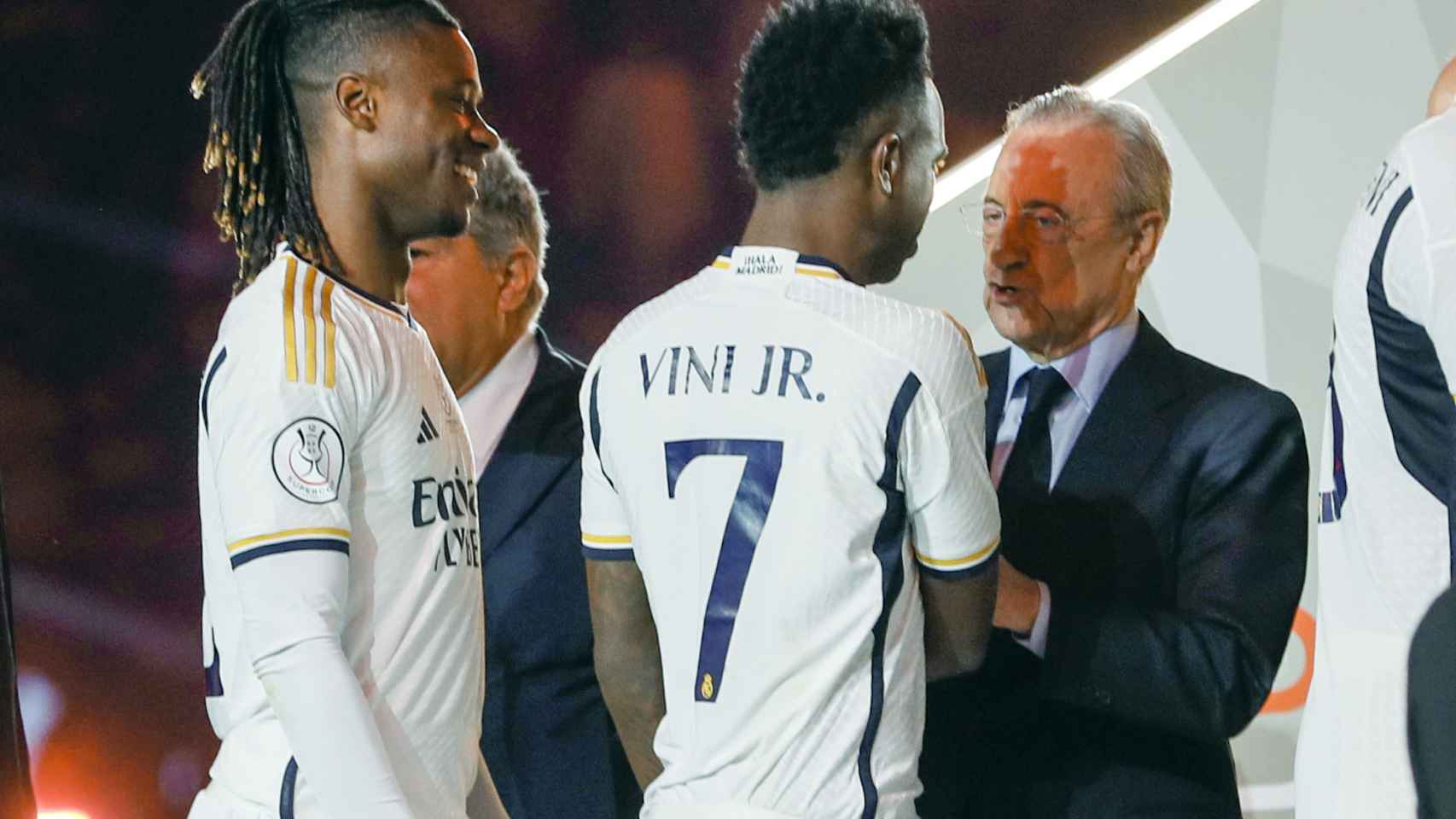Florentino Pérez conversa con Vinicius tras ganar la Supercopa de España, con Laporta al fondo