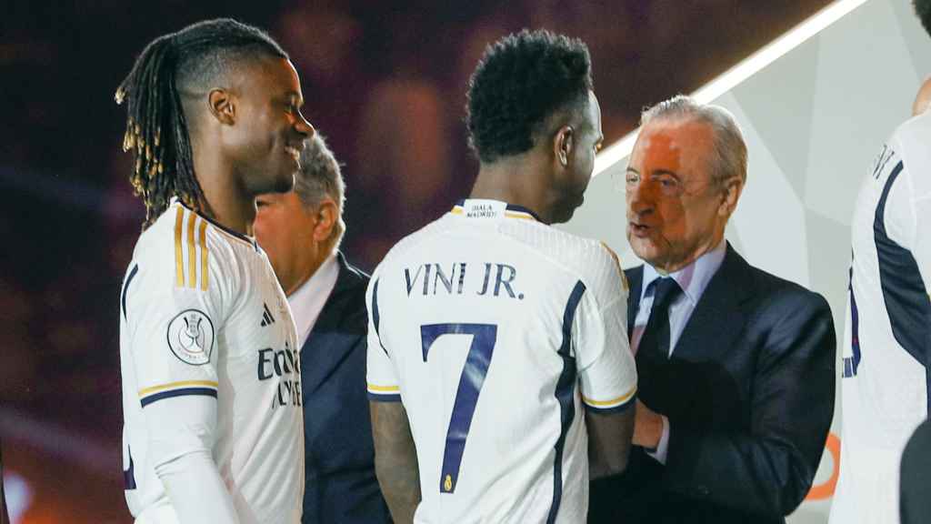 Florentino Pérez conversa con Vinicius tras ganar la Supercopa de España, con Laporta al fondo