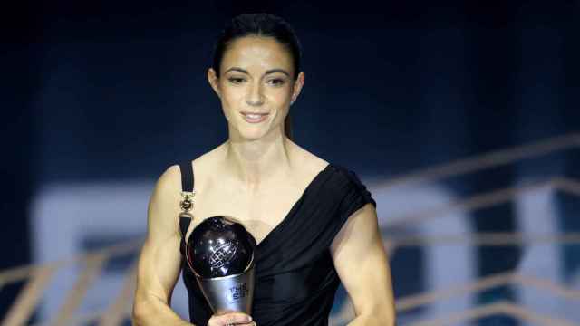 Aitana Bonmatí sostiene el premio The Best de la FIFA