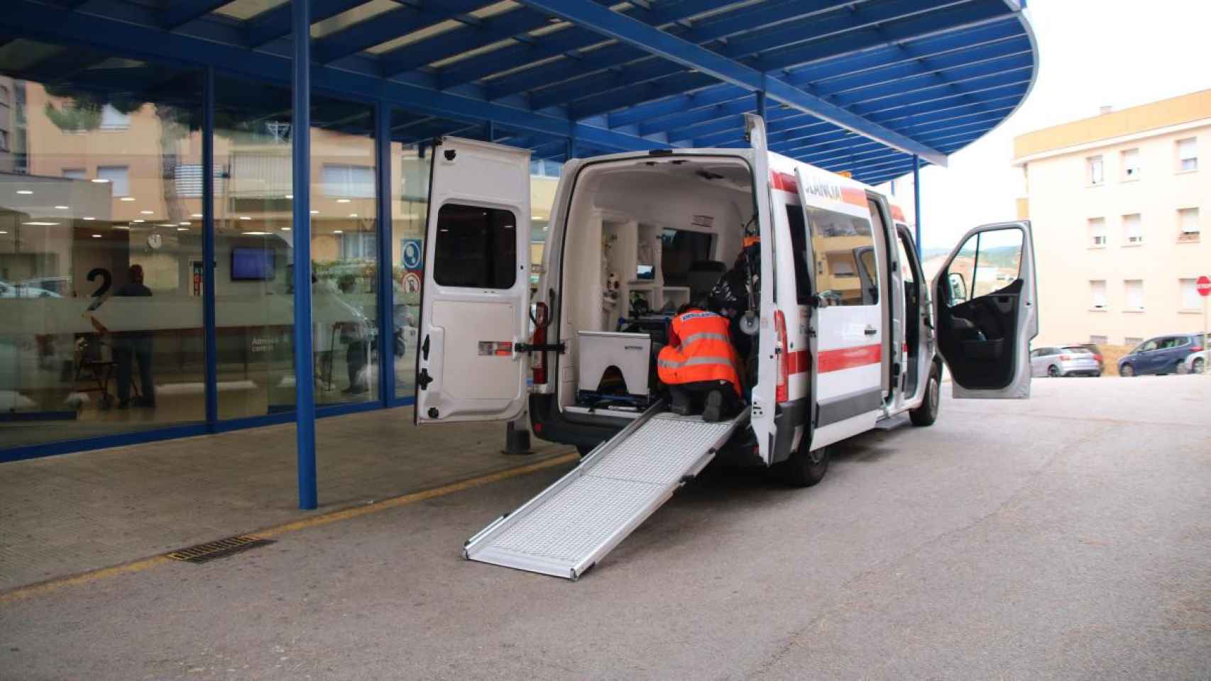 Imagen de una ambulancia externalizada en Girona