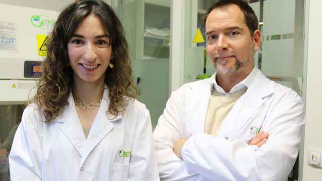 Los investigadores Meritxell Serra Casablancas y Samuel Sánchez en el IBEC