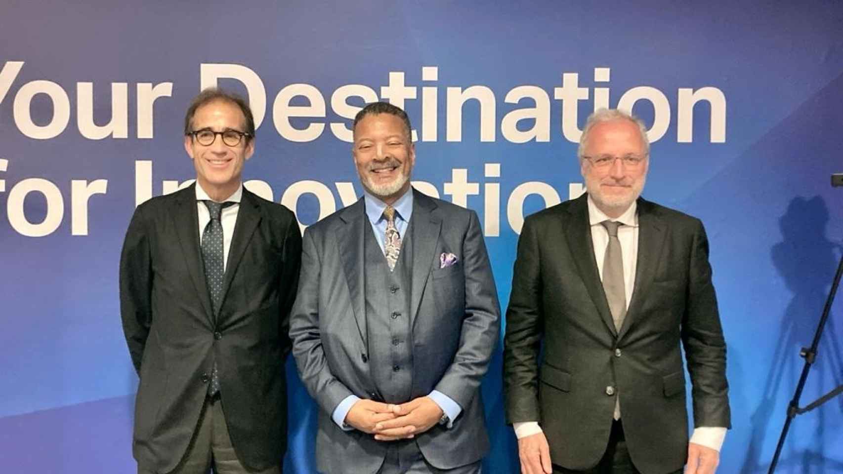 El director general de ISE, Mike Blackman, junto al presidente y el director general de Fira de Barcelona, Pau Relat y Constantí Serrallonga