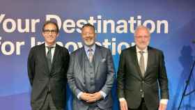 El director general de ISE, Mike Blackman, junto al presidente y el director general de Fira de Barcelona, Pau Relat y Constantí Serrallonga