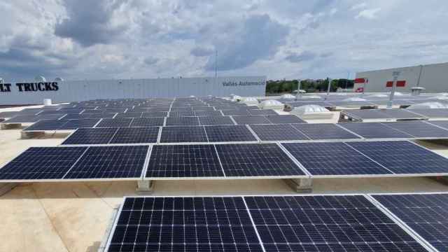 Paneles fotovoltaicos instalados por Endesa X en instalaciones de Moventia