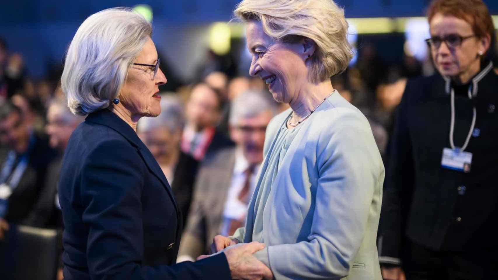 Ursula von der Leyen, presidenta de la Comisión Europea, con la esposa del organizador de Davos