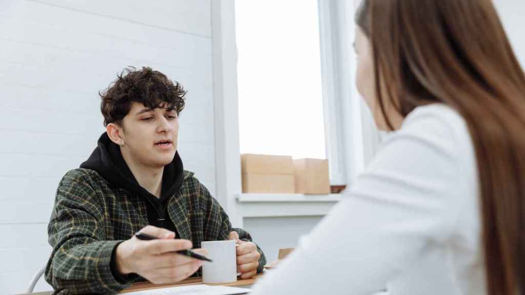 Dos personas hablando