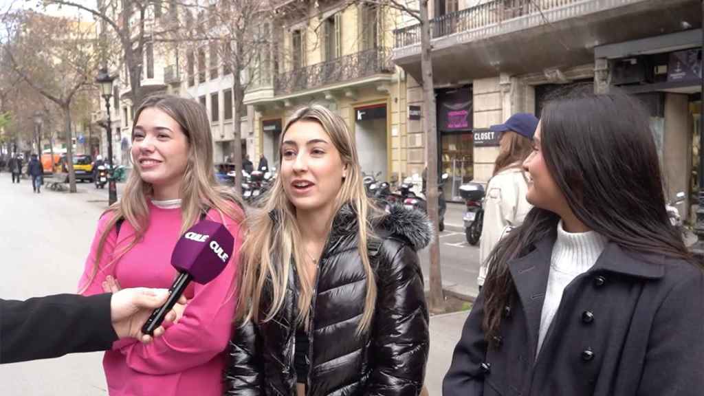 Tres jóvenes aficionadas del Barça ironizan sobre el club