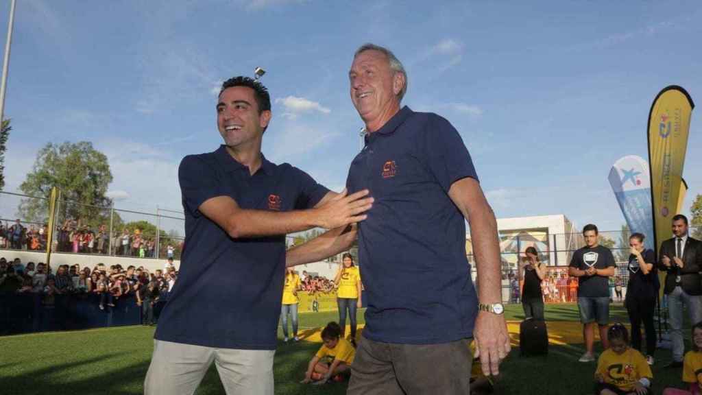 Xavi Hernández y Johan Cruyff