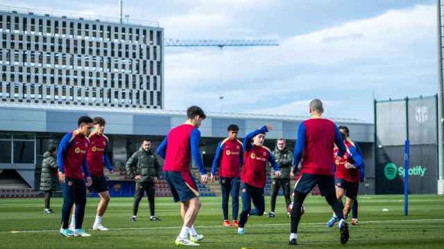 El cuerpo tecnico del Barça dirige una sesion de entrenamiento