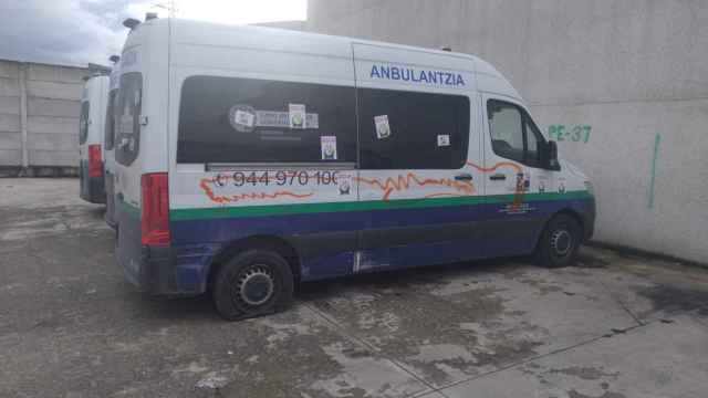 Una de las ambulancias vandalizadas en Euskadi
