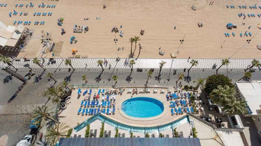 Un hotel de costa con piscina
