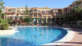 Un hotel de costa con piscina