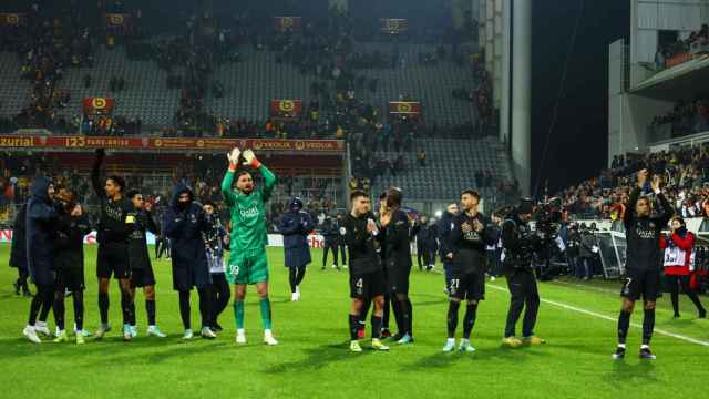 Los jugadores del PSG agradecen el apoyo a la afición tras la victoria contra el Lens