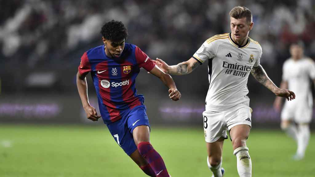 Toni Kroos persigue a Lamine Yamal en el clásico de Supercopa