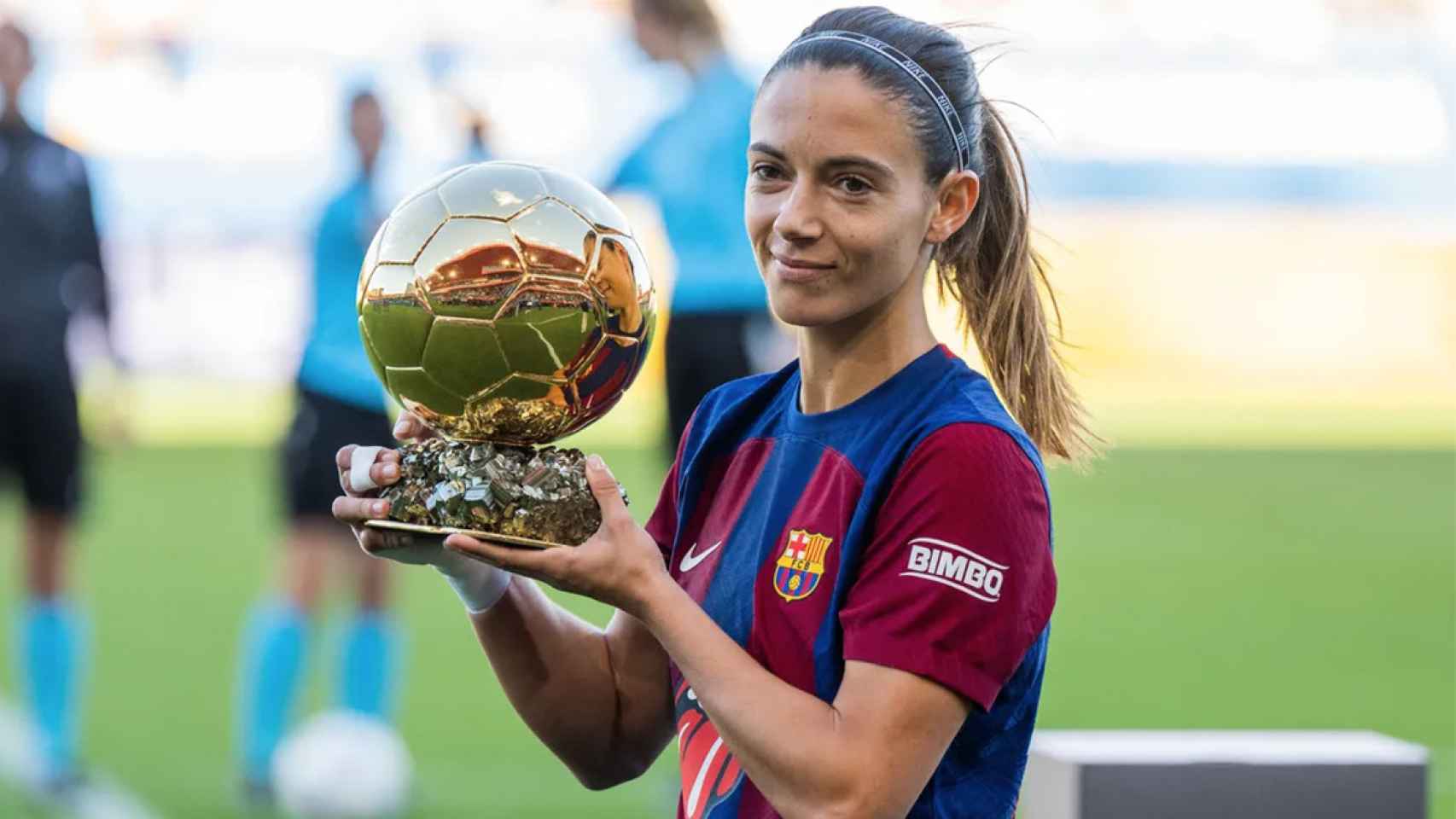 Aitana Bonmatí, mostrando su Balón de Oro a la afición del Barça