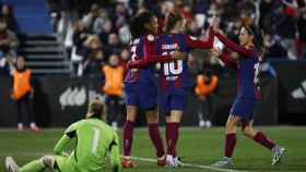Salma Paralluelo, Graham Hansen y Aitana Bonmatí celebran un gol del Barça en la Supercopa Femenina