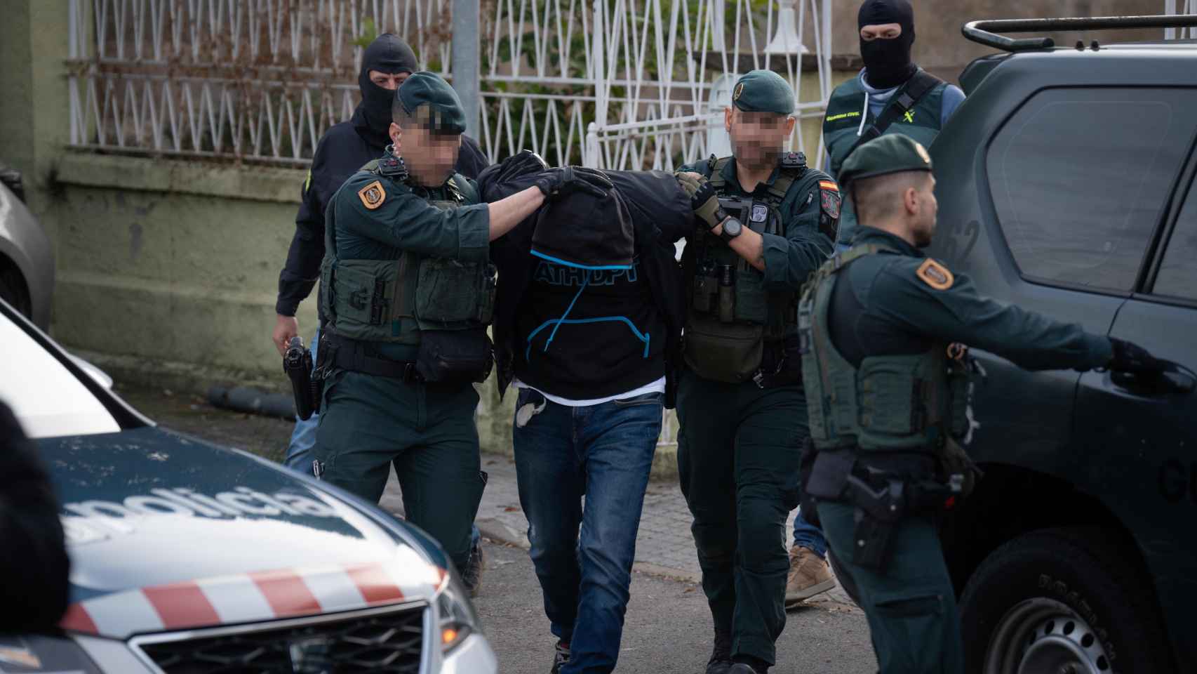 Varios agentes de la Guardia Civil llevan a un detenido tras una operación policial antiyihadista en
