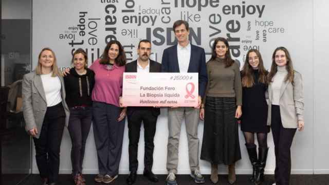 El equipo ISDIN hace entrega de los 25.000 euros al doctor Rubén Ventura de la Fundación FERO para apoyar la investigación del cáncer de mama