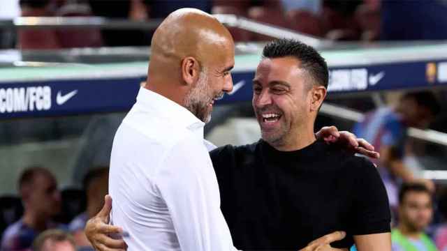 Pep Guardiola y Xavi Hernández, sonrientes durante un Gamper en el Camp Nou