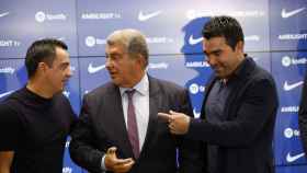 Xavi, Deco y Laporta, durante una rueda de prensa del Barça