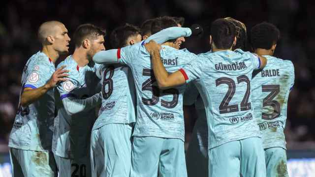 Los jugadores del Barça celebran el gol de Jules Koundé contra Unionistas en Copa