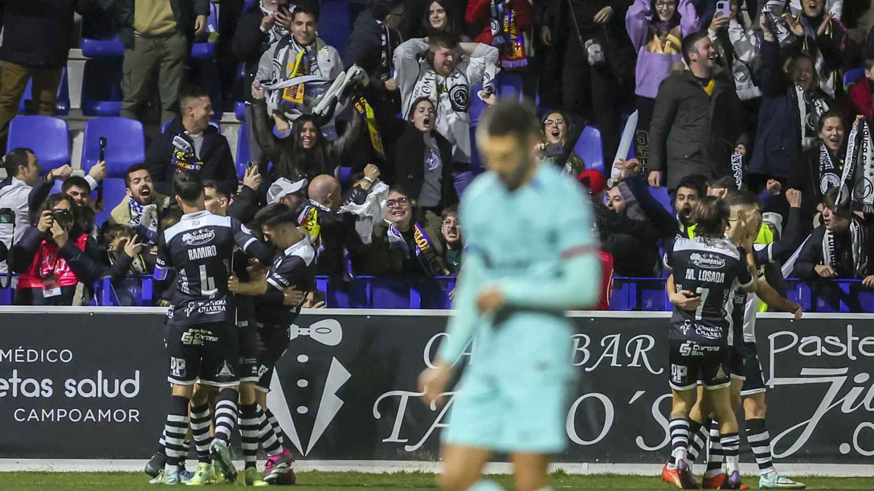 Los jugadores del Unionistas festejan eufóricos su gol al Barça en Copa del Rey