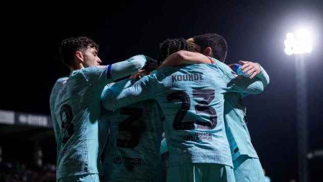 El abrazo de los futbolistas del Barça en la victoria en casa de Unionistas de Salamanca