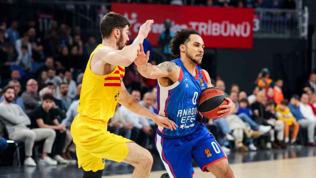 Dario Brizuela intenta detener a un jugador del Anadolu Efes