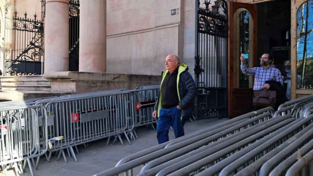 El agricultor Josep Pàmies sale del TSJC acompañado de su abogado tras el juicio por la demanda por derecho al honor contra el conseller Manel Balcells