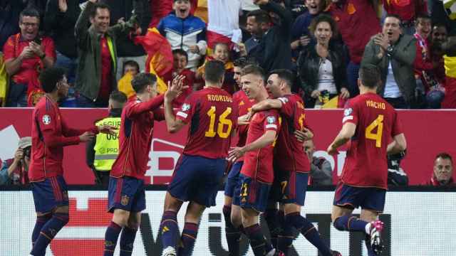 La selección española, celebrando un gol de Dani Olmo