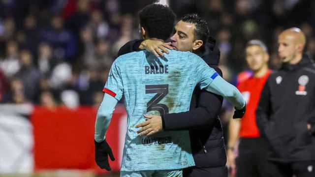 Alejandro Balde abraza a Xavi Hernández después de marcarle un gol a Unionistas en Copa del Rey
