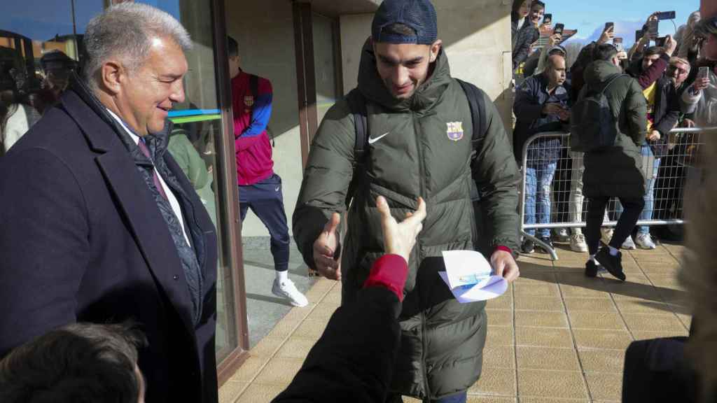 Ferran Torres, junto a Joan Laporta en la llegada del Barça a Salamanca