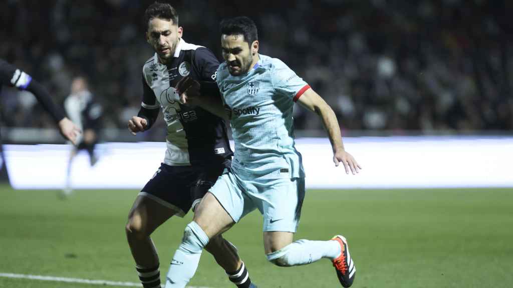 Ilkay Gundogan conduce el balón contra Unionistas en Copa del Rey