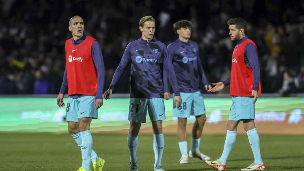 Oriol Romeu, Sergi Roberto y Frenkie de Jong calientan antes del duelo de Copa en Salamanca