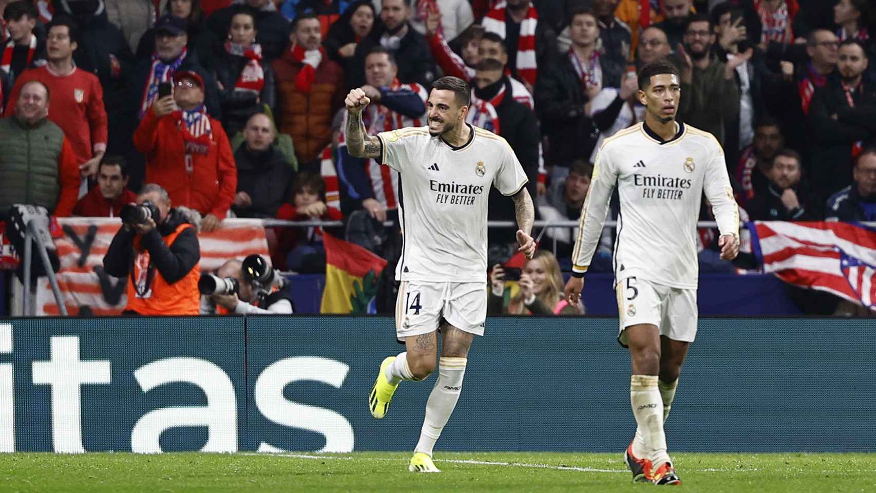 Joselu, con el puño arriba, tras anotar un gol contra el Atlético de Madrid